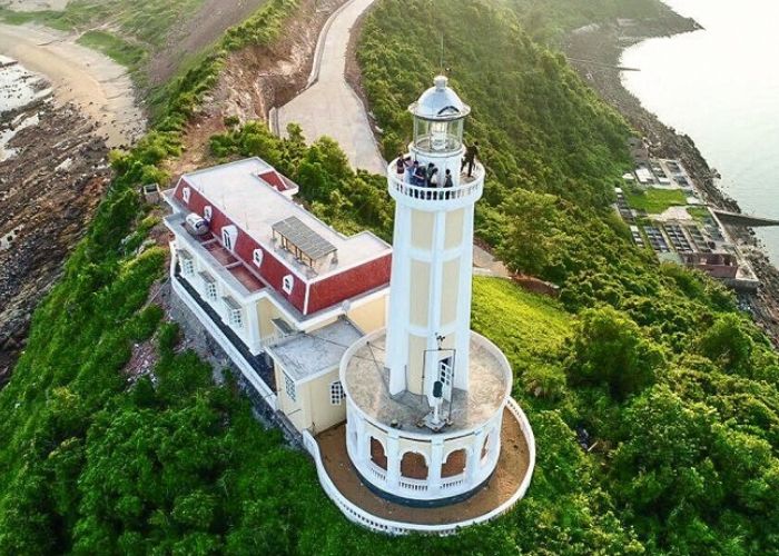 Ngọn hải đăng Cô Tô là địa điểm có góc nhìn đẹp nhất đảo