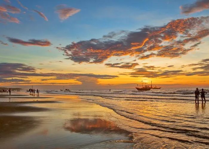 Sầm Sơn với những bãi biển đẹp thơ mộng trở thành điểm đến hấp dẫn du khách